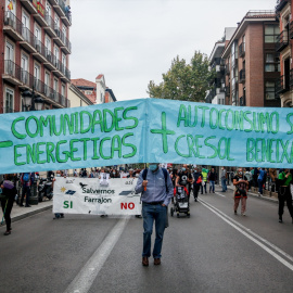 Varias personas sostienen una pancarta que aboga por "más comunidades energéticas y más autoconsumo solar", en una manifestación, a 16 de octubre de 2021, en Madrid.