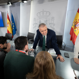 El ministro de Política Territorial, Ángel Víctor Torres, tras una rueda de prensa posterior al Consejo de Ministros, en el Palacio de La Moncloa, a 18 de marzo de 2025