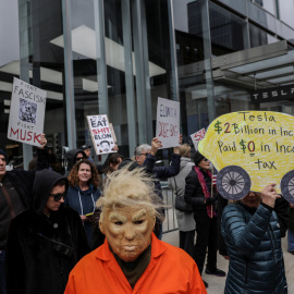 Protesta contra Tesla y su director ejecutivo Elon Musk frente a una tienda Tesla en la ciudad de Nueva York, a 15 de marzo de 2025.