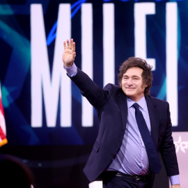 El presidente de Argentina, Javier Milei, sube al escenario en la Conferencia de Acción Política Conservadora (CPAC) de 2025, en National Harbor (EEUU), a 22 de febrero de 2025.