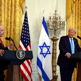 El presidente estadounidense Donald Trump y el primer ministro israelí Benjamin Netanyahu celebran una conferencia de prensa en el Salón Este de la Casa Blanca