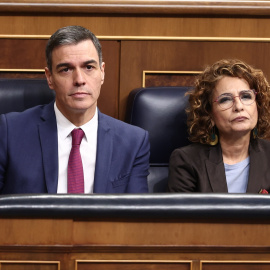 El presidente del Gobierno, Pedro Sánchez y la vicepresidenta primera y ministra de Hacienda, María Jesús Montero, durante una sesión de control al Gobierno, en el Congreso de los Diputados, a 19 de marzo de 2025.