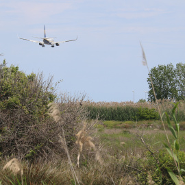 Un avió a punt d'aterrar a l'aeroport del Prat
