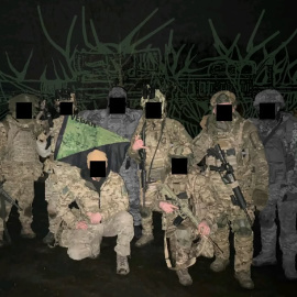 Luchadores anarquistas verdes de la unidad de la plataforma ecológica combatiendo a los invasores rusos en Zaporiyia.