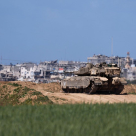 Un tanque israelí se posiciona a lo largo de la frontera sur de Israel con el norte de la Franja de Gaza, a 19 de marzo de 2025.