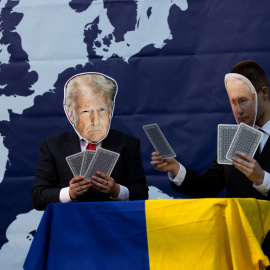 Acto con máscaras de Trump y Putin negociando sobre Ucrania en una protesta contra el mandatario estadounidense en Praga.