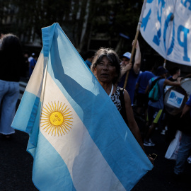 Protesta contra los recortes de Javier Milei ante el Congreso en Buenos Aires.