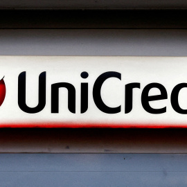En logo del banco UniCredit en una de sus sucursales en Roma.