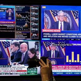 Diferentes monitores de la Bolsa de Nueva York (NYSE, por sus siglas en inglés) muestran imágenes de la rueda de prensa del presidente de la Reserva Federal, Jerome Powell, tras la reunión en que se ha decidido mantener sin cambios los tipos de interés.