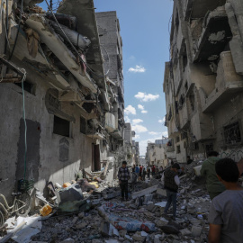 Palestinos en una zona destruida por los bombardeos israelíes, a 19 de marzo de 2025.