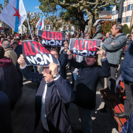 Varias personas durante una concentración contra Altri, en Arzúa, A Coruña, Galicia.