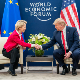 La presidenta de la Comisión Europea, Ursula von der Leyen, durante un encuentro con el presidente de EEUU, Donald Trump.