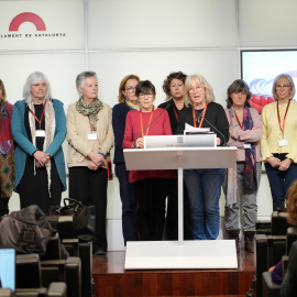 Membres del Grup de suport a les represaliades pel Patronato de Protección a la Mujer, en roda de premsa al Parlament