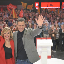 La secretaria general del PSOE de Aragón, ministra de Educación, Formación Profesional y Deportes y portavoz del Gobierno, Pilar Alegría, y el secretario general del PSOE y presidente del Gobierno, Pedro Sánchez, durante la clausura del 18º Congreso del PSOE de Aragón.