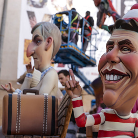 Ninots de Alberto Núñez Feijóo y Carlos Mazón, en las Fallas de València.