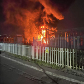 Imagen del incendio de la subestación eléctrica del aeropuerto de Heathrow proporcionada por los bomberos.