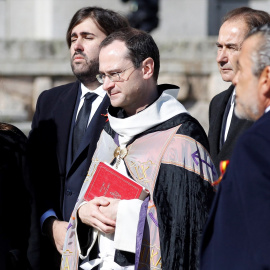 El prior de la Basílica Santiago Cantera, en el centro de la imagen, junto a los familiares de Francisco Franco tras su exhumación en 2019.