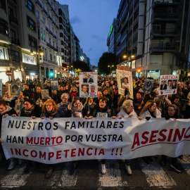 Imagen de la manifestación de los familiares de las víctimas de la DANA exigiendo la dimisión de Mazón, a 1 de marzo de 2025, en València.