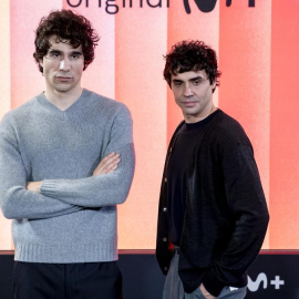 Los directores Javier Calvo (i) y Javier Ambrossi (d) durante la Presentación de los nuevos proyectos de Cine Original Movistar Plus+, el 22 de enero de 2025.