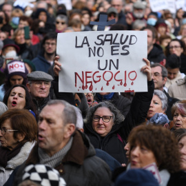 Numerosas personas marchan en una manifestación por la mejora de la Sanidad Pública desde el Ministerio de Sanidad hasta el Museo Reina Sofía, a 15 de enero de 2023, en Madrid (España).