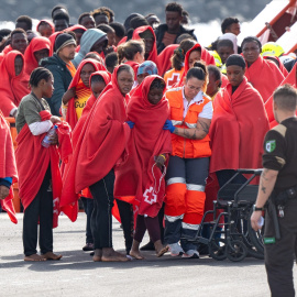 Imagen de los servicios sanitarios atendiendo a unos 240 migrantes llegados en cayucos a Puerto Naos, en Lanzarote, Canarias, a 28 de diciembre de 2024.