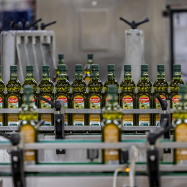 Linea de envasado de aceite en la planta de Deóleo en Córdoba.