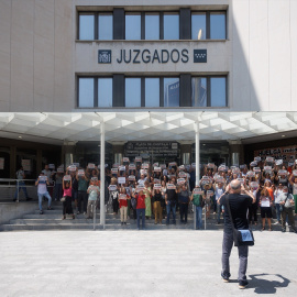 (Foto de ARCHIVO)Funcionarios de justicia salen voluntariamente con pancartas en los Juzgados de Plaza de Castilla, a 23 de junio de 2023, en Madrid (España). La decana de los jueces de Madrid, la jueza María Jesús del Barco, ha ordenado el "inmediato desalojo" de los funcionarios de la Administración de Justicia que el pasado miércoles se encerraron en el salón de actos de los Juzgados de Plaza de Castilla con la intención de no salir "hasta que el Ministerio no convoque al comité de huelga para negociar". El comité de huelga permanece a la espera de que el Ministerio dirigido por Pilar Llop le convoque a una nueva reunión --la cuarta-- para negociar una salida al conflicto que mantiene una huelga indefinida que empezó el 17 de abril con paros parciales y se agudizó el 22 de mayo con paros totales.Eduardo Parra / Europa Press23 JUNIO 2023;MADRID;DESALOJO FUNCIONARIOS;ENCERRADOS;PLAZA DE CASTILLA23/6/2023