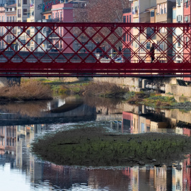 Imagen de la vista del río Onyar  a 2 de febrero de 2024, a su paso por Girona, una de las grandes afectadas por el estado de emergencia por sequía de la Generalitat.
