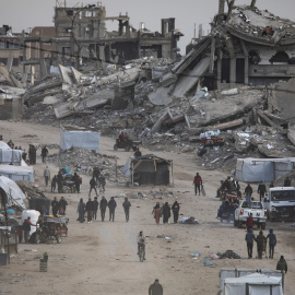 Palestinos desplazados llevan sus pertenencias hacia el centro de la ciudad de Gaza, Franja de Gaza, el 20 de marzo de 2025, después de que el ejército israelí emitiera órdenes de evacuación para las zonas del norte de la ciudad.