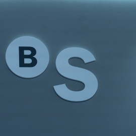 Logotipo del Banco Sabadell, durante la junta general de accionistas, en Sabadell (Barcelona).