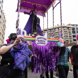 Decenas de personas durante la manifestación con motivo del Día Internacional de la Mujer, a 8 de marzo de 2025, en Gijón, Asturias (España).