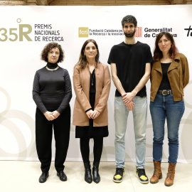 Foto de família dels guardonats amb la consellera de Recerca i Universitats, Núria Montserrat