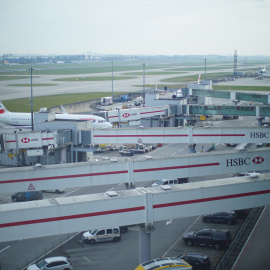 Aviones estacionados y una pista vacía en la Terminal 5 del Aeropuerto de Heathrow, en Londres.