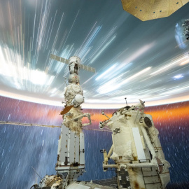 Fotografía de larga exposición, tomada por el astronauta de la NASA Matthew Dominick a bordo de la Estación Espacial Internacional.
