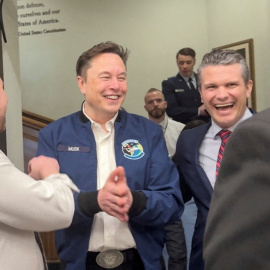 El magnate Elon Musk junto al secretario de Defensa de EEUU, Pete Hegseth, en el Pentágono.