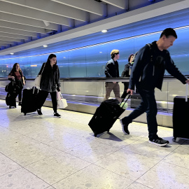 Imagen de pasajeros en la Terminal 2 del aeropuerto de Heathrow, este sábado 22 de marzo de 2025.