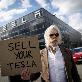 Manifestantes se congregaron frente a un concesionario de Tesla para protestar contra el papel actual del empresario Elon Musk en la administración del presidente estadounidense Donald Trump y sus controvertidas posturas políticas, este sábado en Park Royal, Londres (Reino Unido). EFE/EPA/EFE/ Tolga Akmen