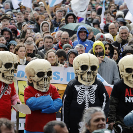 Vista de la manifestación convocada por la Plataforma en Defensa da Ría de Arousa (PDRA) este sábado en contra el proyecto de celulosa que la multinacional portuguesa Altri quiere implantar en Palas de Rei (Lugo) y la reapertura de la Mina de Touro (A Coruña), en A Pobra do Caramiñal (A Coruña). EFE/ Lavandeira Jr.