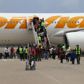 Imagen de personas bajándose de un avión este jueves, 20 de marzo de 2025, en el Aeropuerto Internacional Simón Bolívar, en La Guaira (Venezuela).