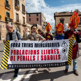 Varias personas se manifiestan en la estación de Tarragona por las irregularidades del servicio de cercanías el 22 de marzo de 2025.