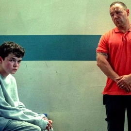Owen Cooper y Stephen Graham en la serie de Netflix 'Adolescencia'.