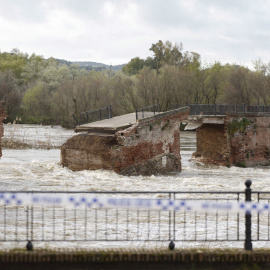 Vista del puente romano derrumbado por la crecida del río Tajo a su paso por Talavera de la Reina, a 23 de marzo de 2025.