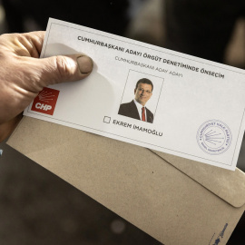 Un hombre muestra una papeleta electoral durante las primarias presidenciales del único candidato, Ekrem Imamoglu, del opositor Partido Republicano del Pueblo (CHP), en un colegio electoral del municipio de Estambul, Turquía, el 23 de marzo de 2025