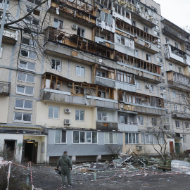 Residentes observan el lugar del ataque nocturno con drones contra un edificio residencial de nueve plantas en Kiev, Ucrania, el 23 de marzo de 2025.