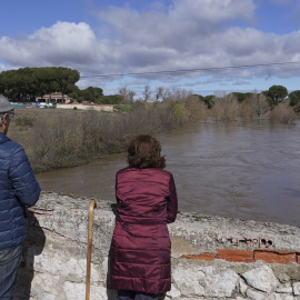 Aspecto que presenta el río Adaja a su paso por la localidad de Valdestillas (Valladolid), declarado en nivel rojo y que ha hecho que la Junta de Castilla y León haya declarado el nivel 2 del Plan de Protección Civil de Castilla y León ante el riesgo de inundaciones, Inuncyl, en la provincia de Valladolid.