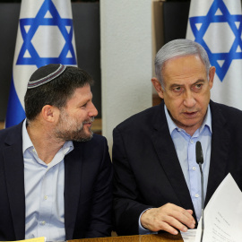 Benjamin Netanyahu habla con el ministro de finanzas de Israel, Bazalel Smotrich, el 7 de enero de 202