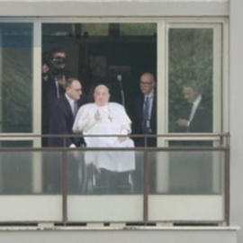El papa reaparece tras 38 días y saluda desde el hospital antes de regresar al Vaticano
