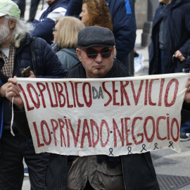 Sindicatos, plataformas vecinales y ONGs se unen para defender unos servicios públicos de calidad en la manifestación "Tsunami por los servicios públicos" este domingo en Madrid.