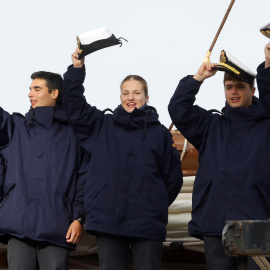 La princesa Leonor de Borbón (c) y demás tripulantes del buque escuela español Juan Sebastián de Elcano saludan al zarpar este domingo, en el muelle Prat, del puerto de Punta Arenas (Chile). El buque escuela español Juan Sebastián de Elcano zarpó en dirección a Valparaíso, en la costa central central chilena.