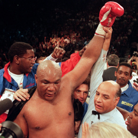 George Foreman tras noquear a Michael Moreer en el décimo asalto de su pelea a 12 asaltos por el título de peso pesado el 5 de noviembre de 1994 en Las Vegas, Nevada.